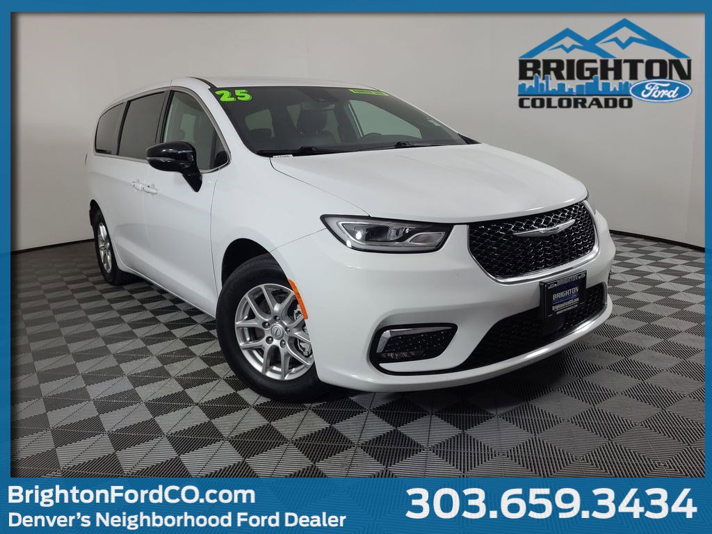 2025 Chrysler Pacifica Select's photo