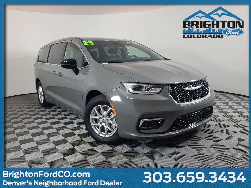2025 Chrysler Pacifica Select's photo