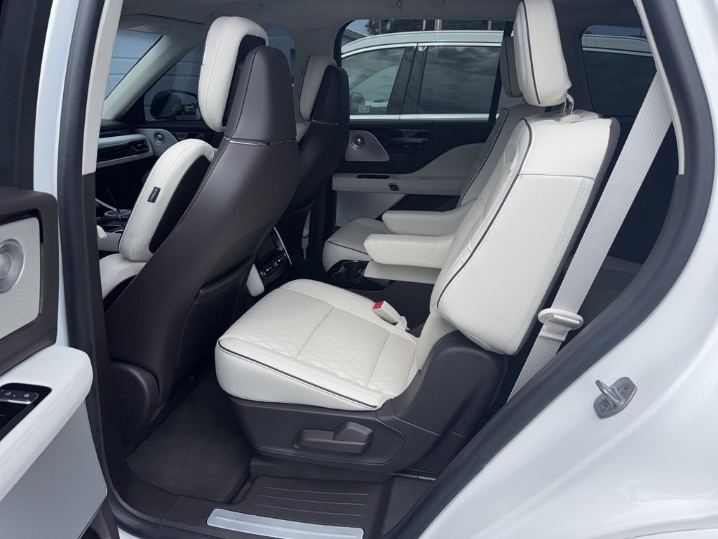 2023 Lincoln Aviator Black Label photo 2