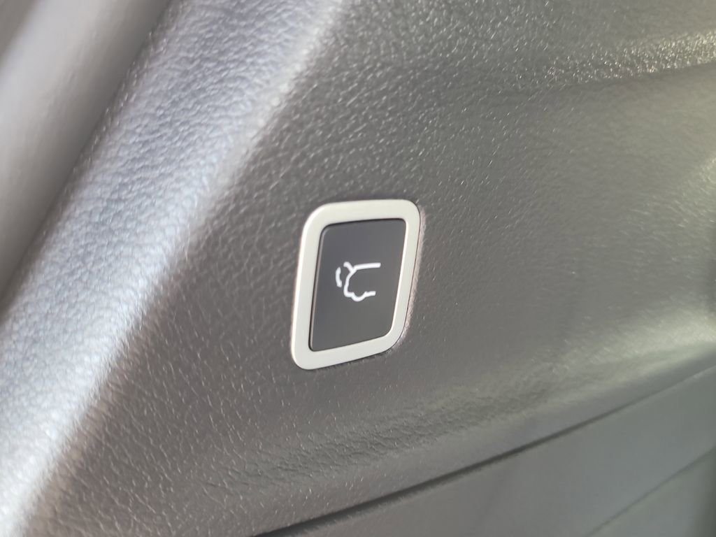 2026 Chrysler Voyager LX photo 4