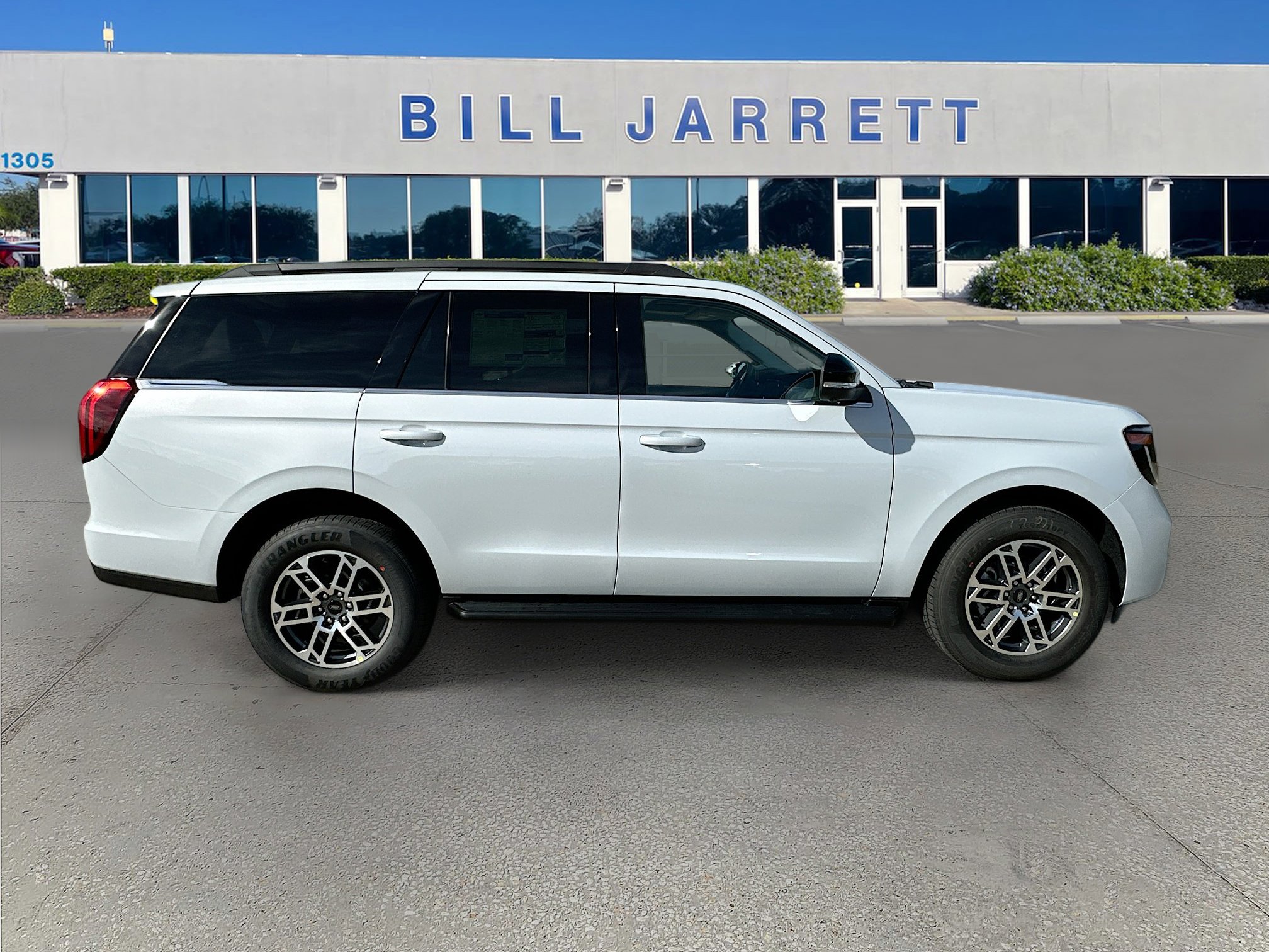 2025 Ford Expedition photo 3