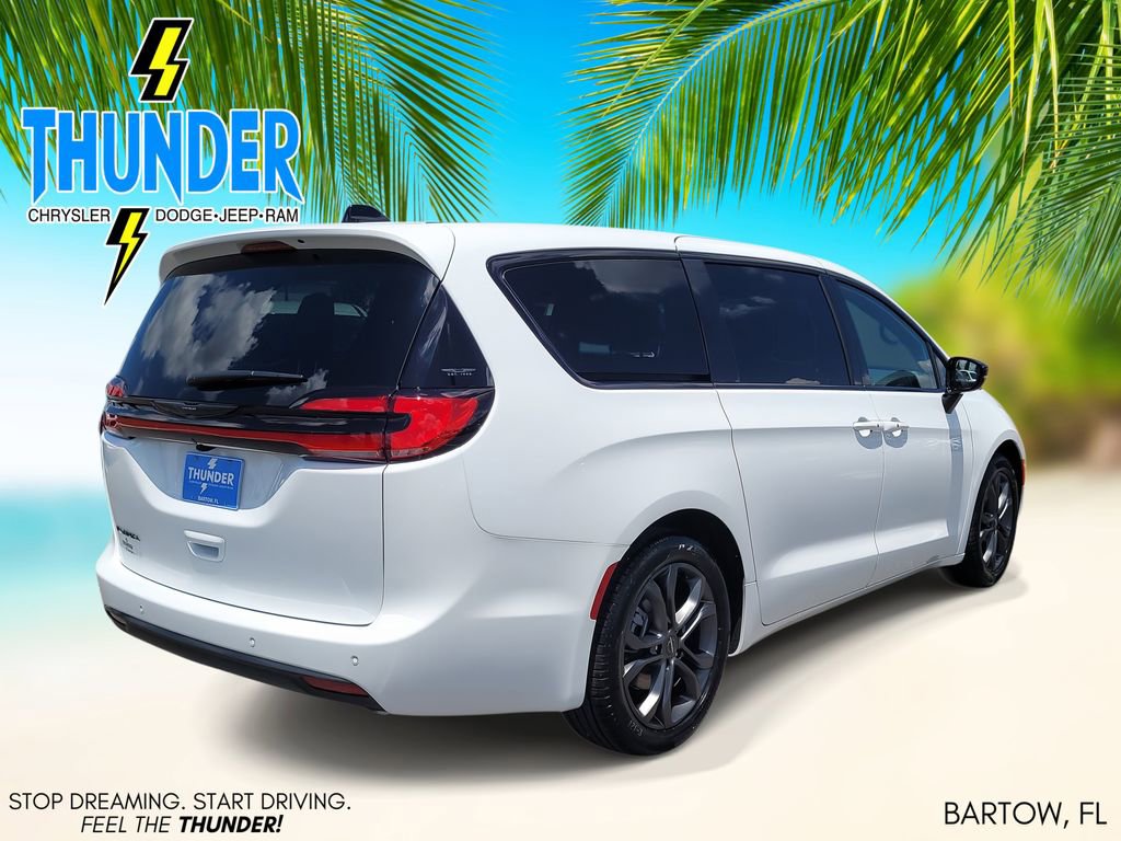 2026 Chrysler Pacifica photo 4