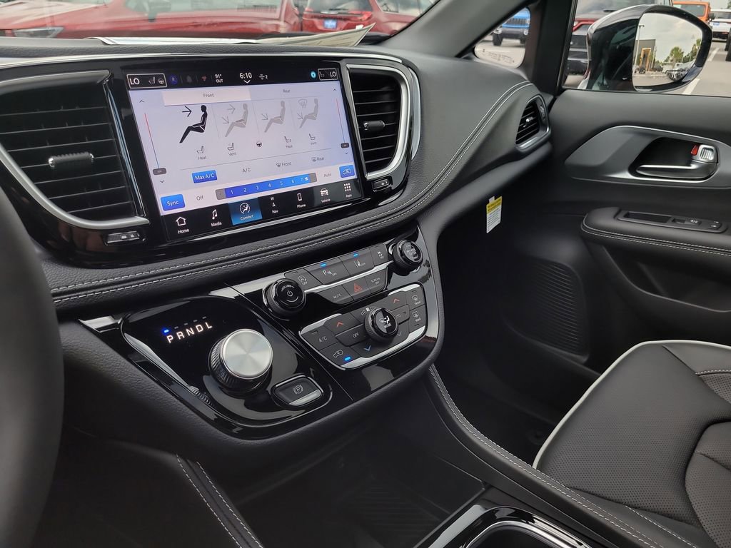 2026 Chrysler Pacifica Limited photo 6