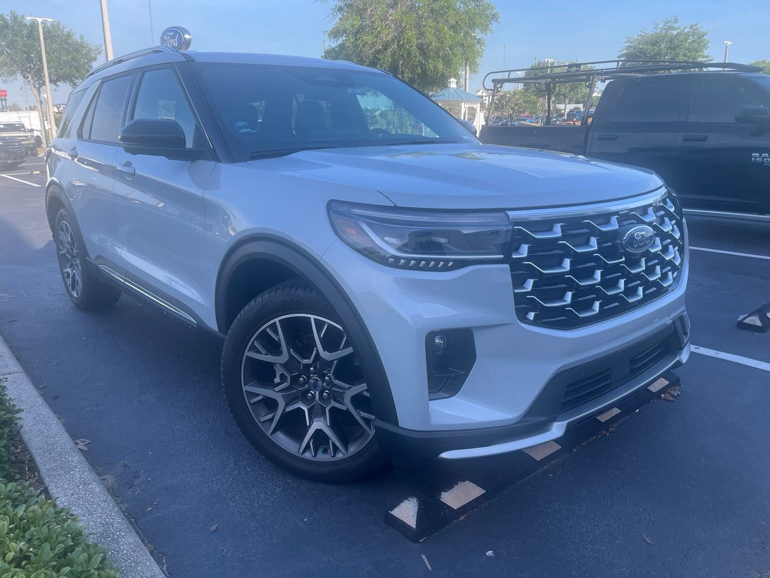 2025 Ford Explorer Platinum (PL535)'s photo
