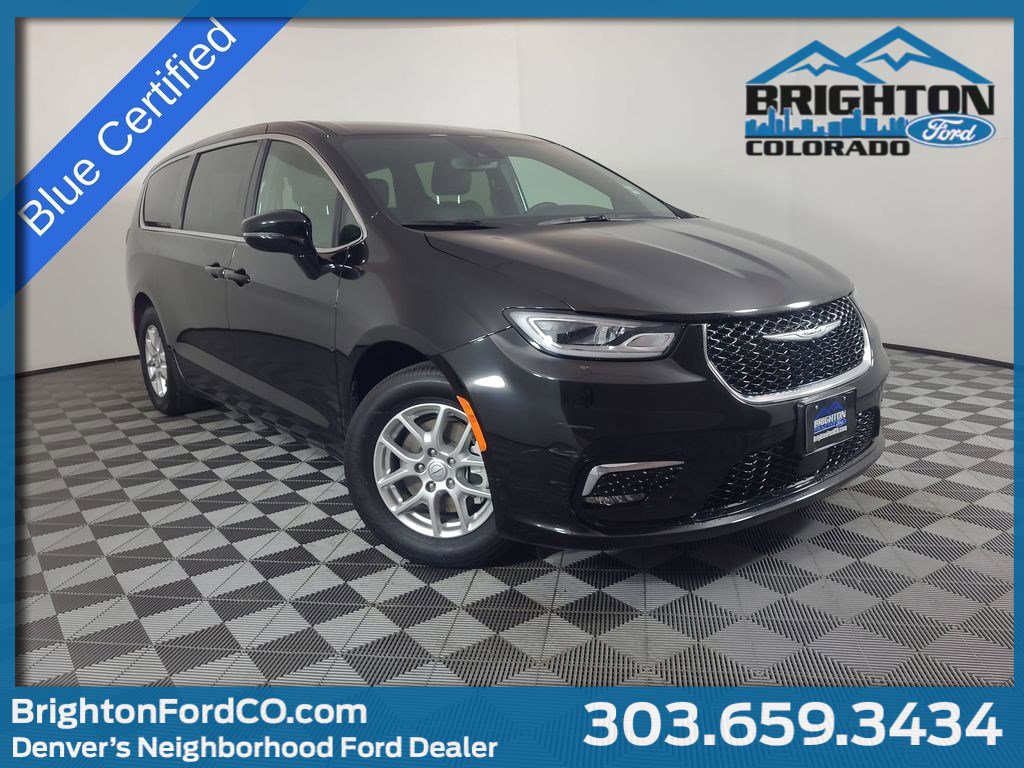 2025 Chrysler Pacifica Select's photo