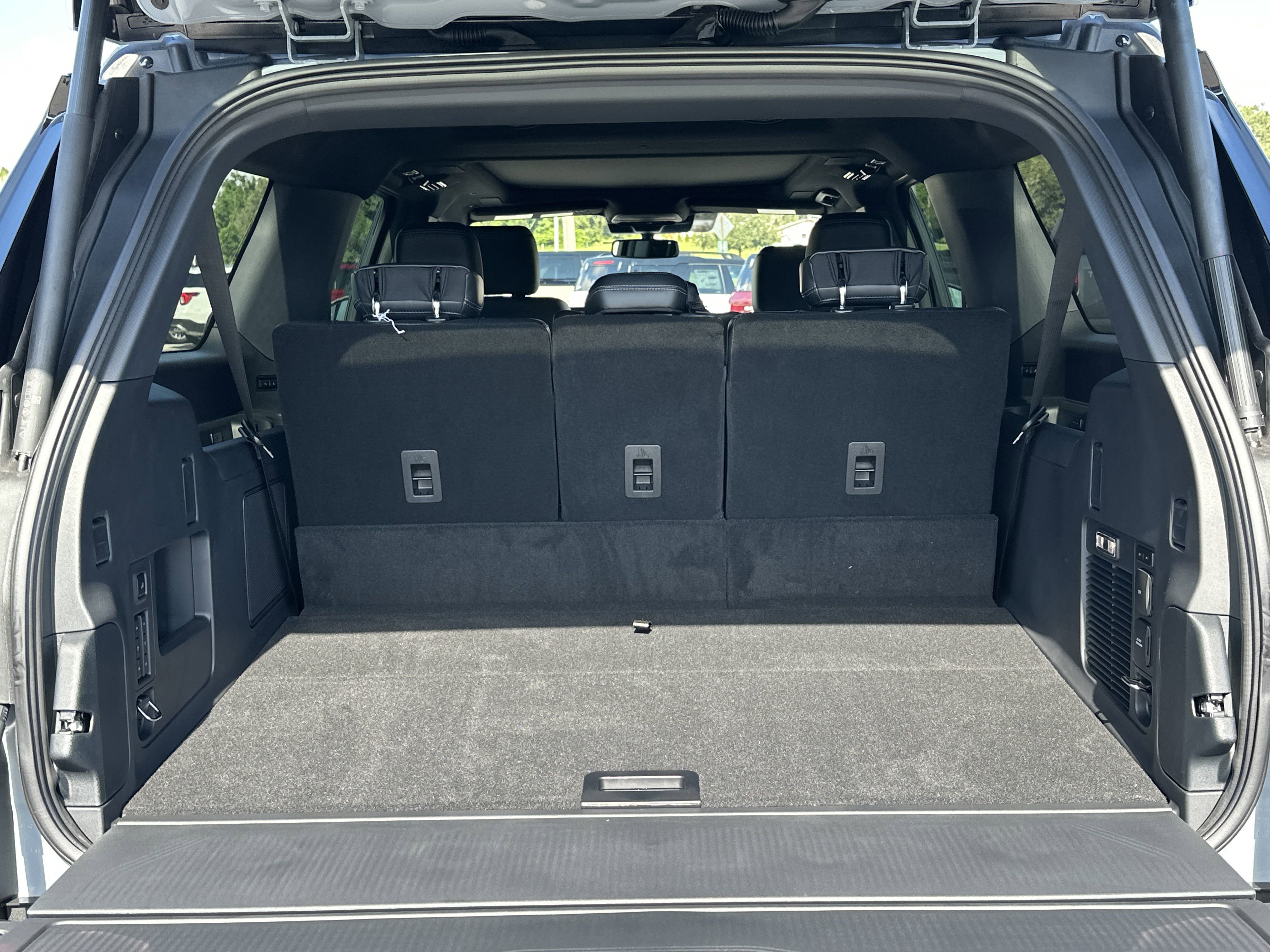 2025 Ford Expedition MAX Platinum photo 4