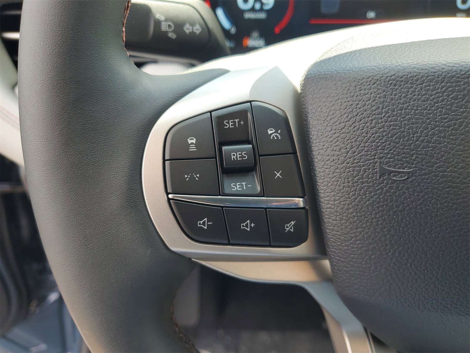 2025 Ford Explorer photo 16