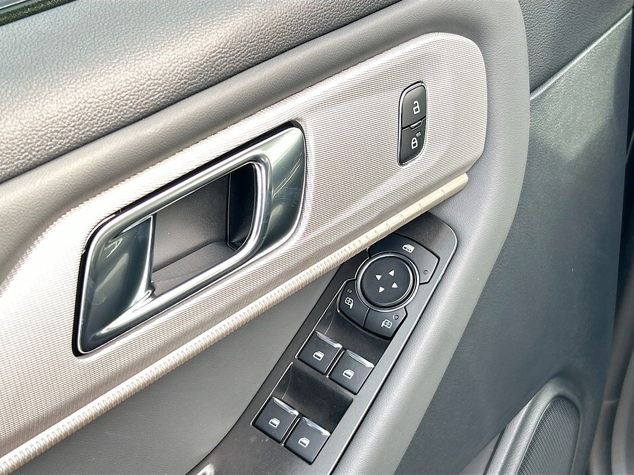 2025 Ford Explorer photo 12