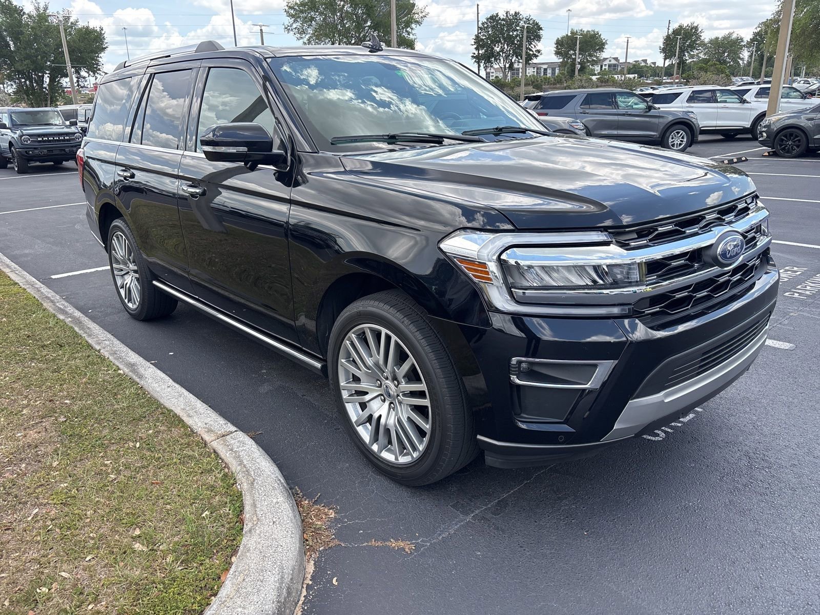 2022 Ford Expedition Limited's photo