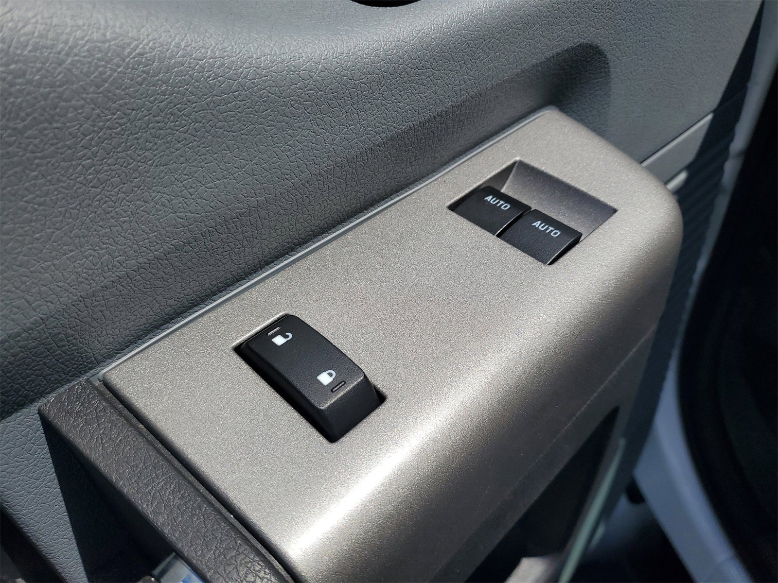 2025 Ford F-750 Base photo 4