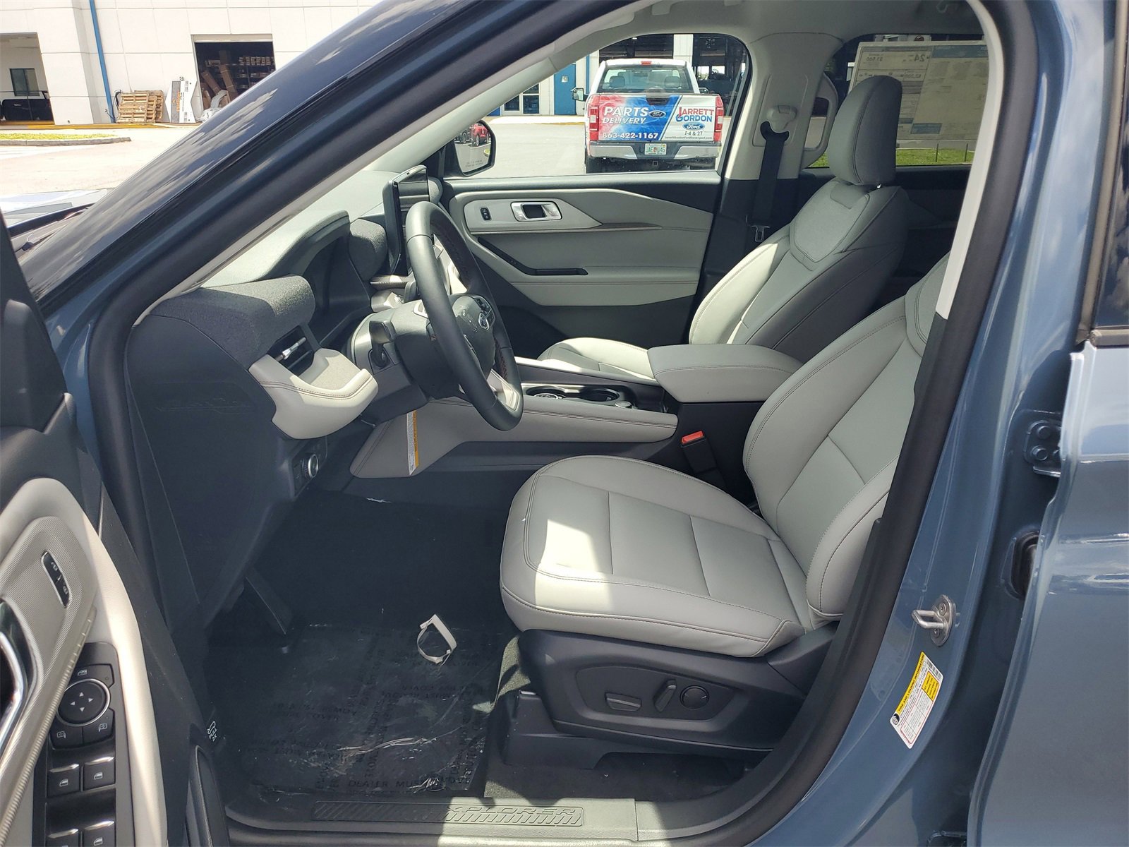 2025 Ford Explorer photo 14