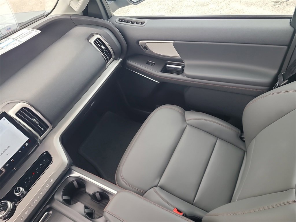 2025 Ford Expedition MAX photo 16