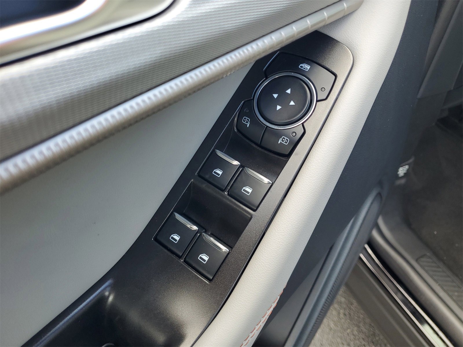 2025 Ford Explorer photo 15