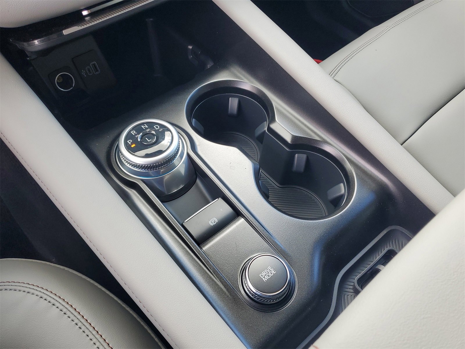 2025 Ford Explorer photo 28