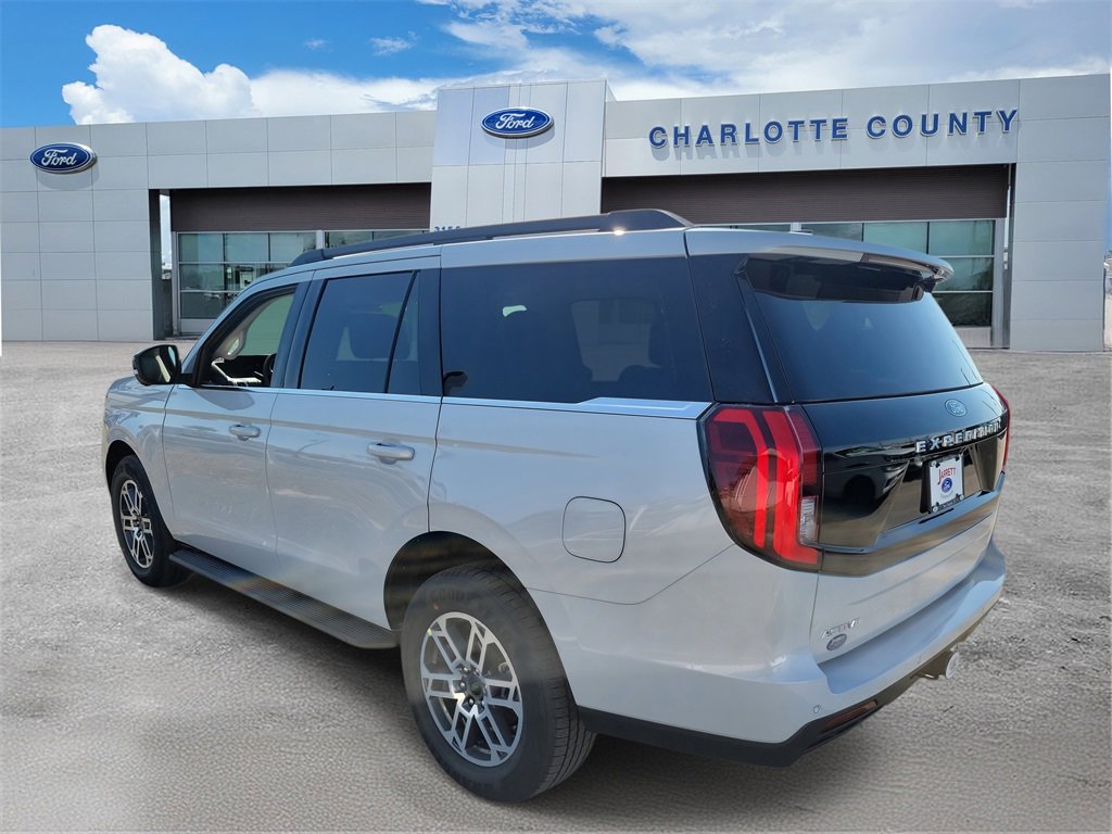 2025 Ford Expedition photo 3