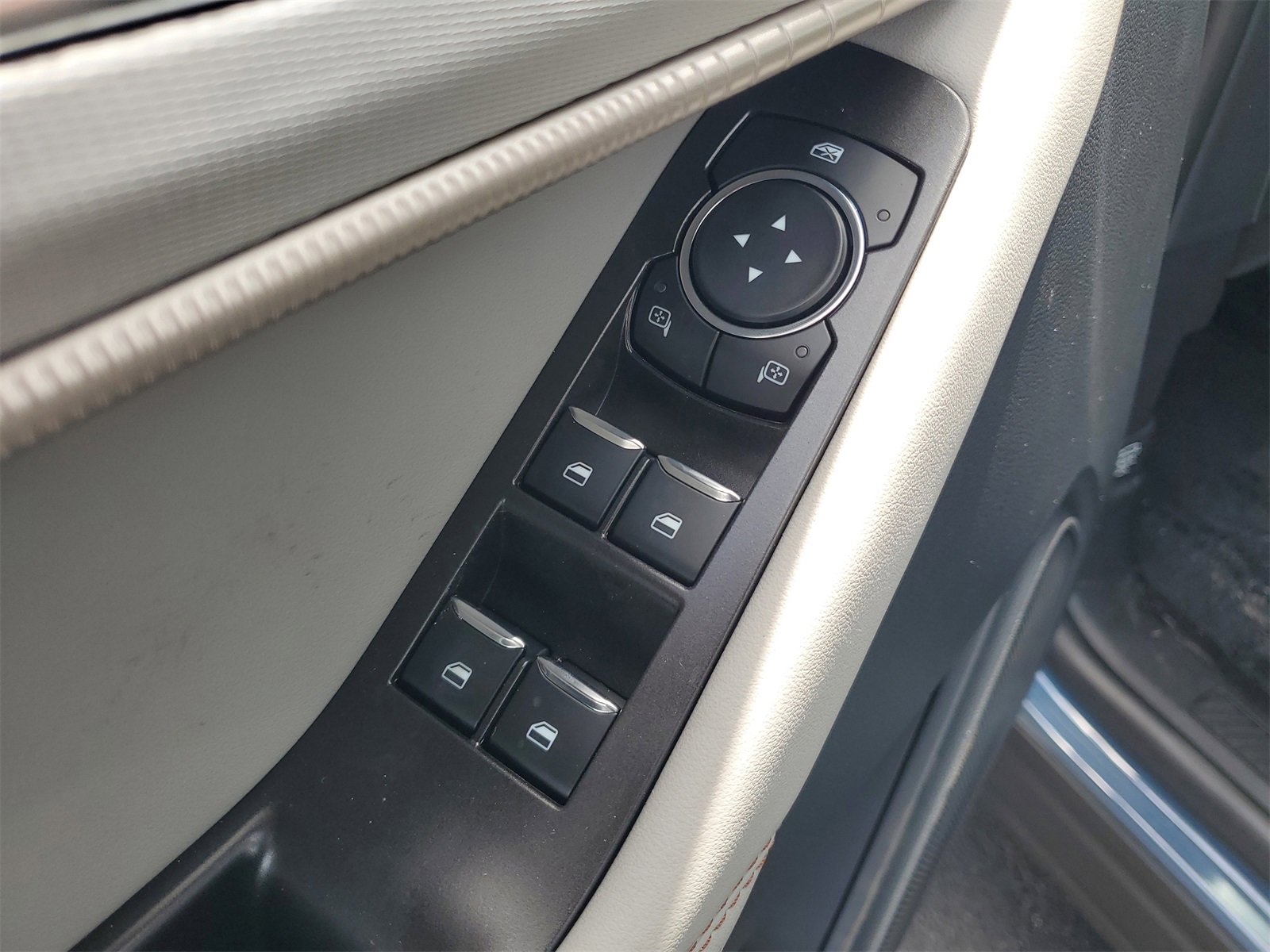2025 Ford Explorer photo 12