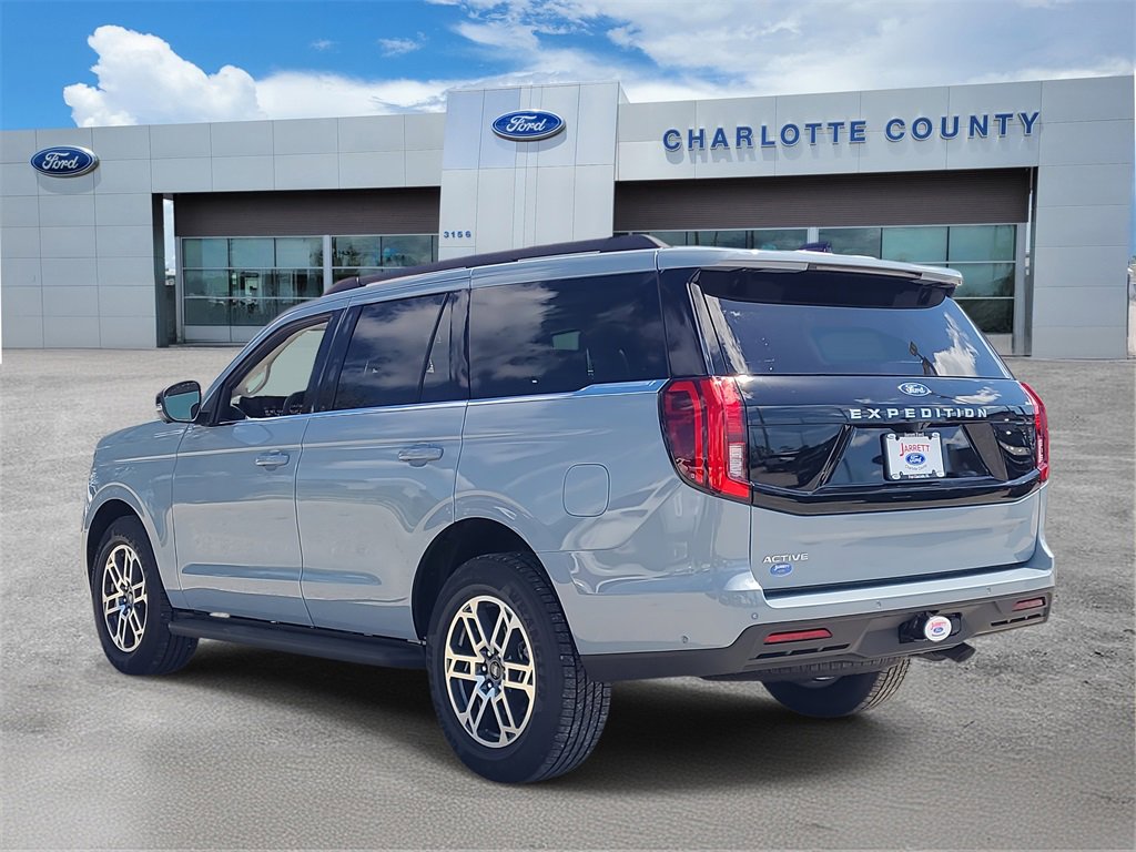 2025 Ford Expedition photo 2