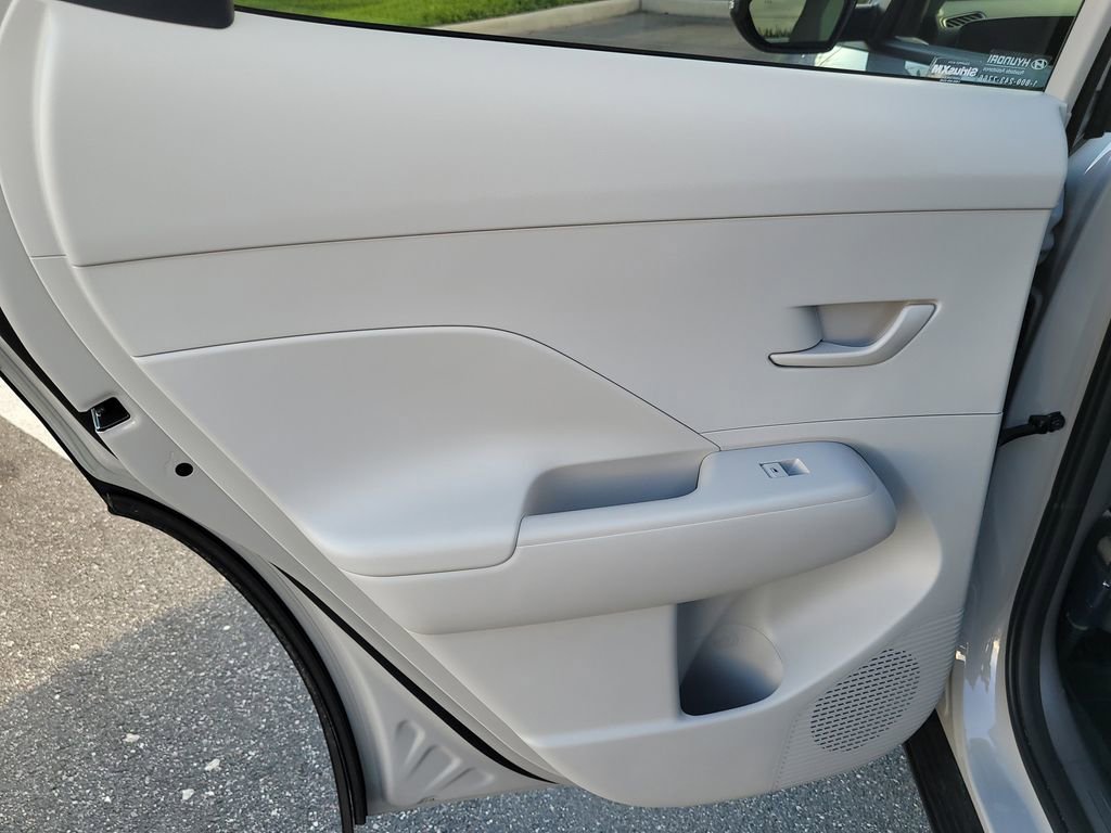 2025 Hyundai Kona SEL photo 6