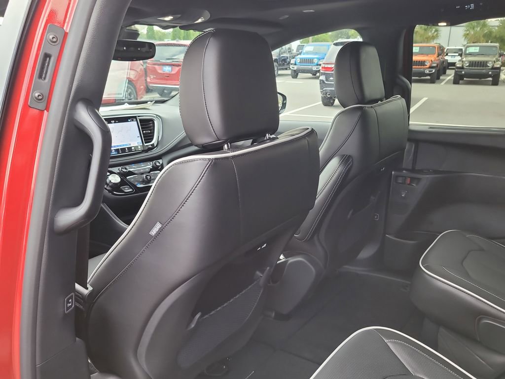 2026 Chrysler Pacifica Limited photo 13