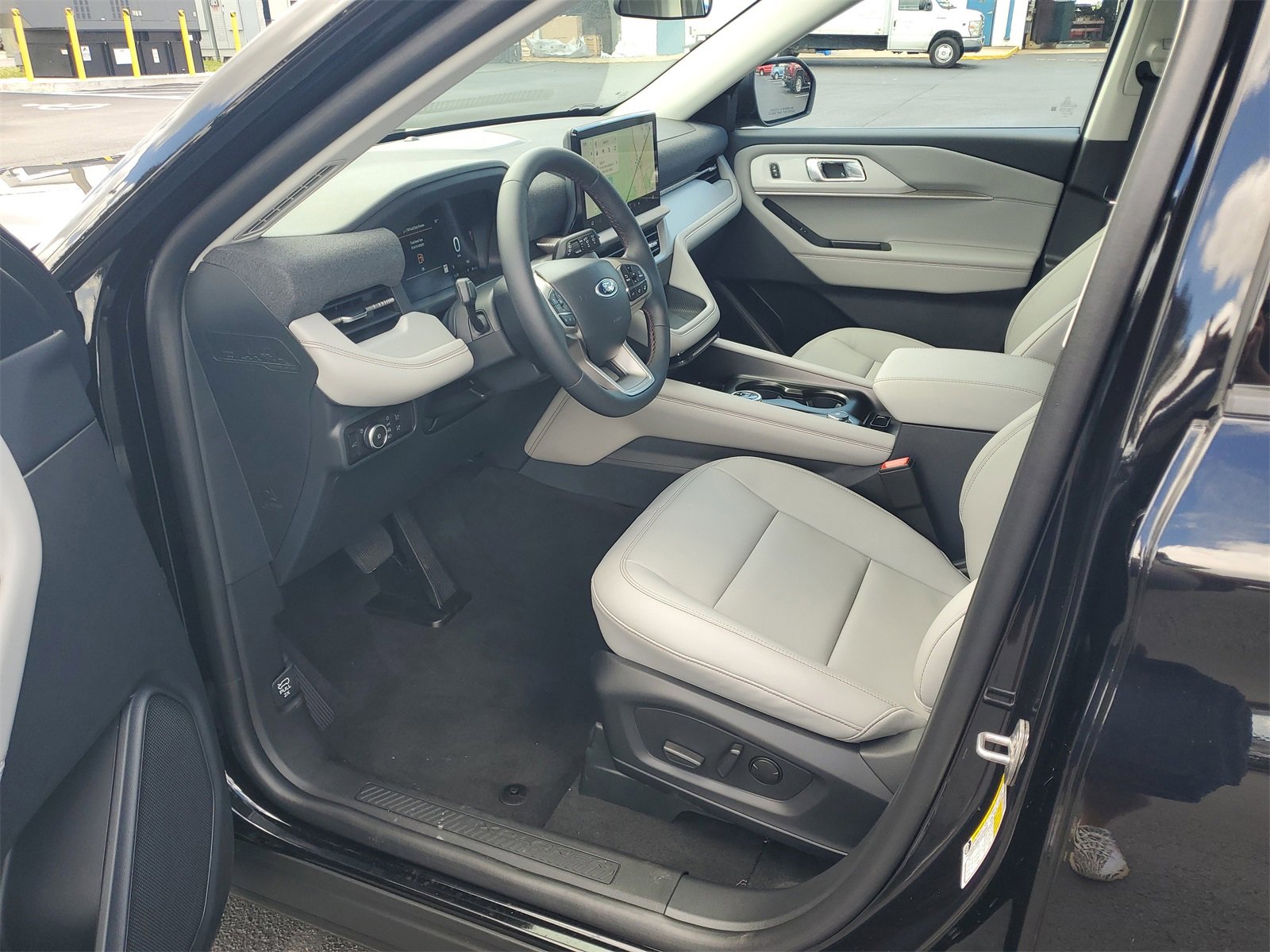 2025 Ford Explorer photo 16