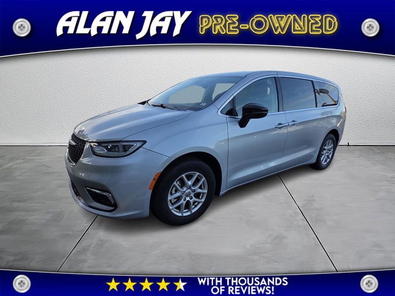 2024 Chrysler Pacifica Touring L's photo