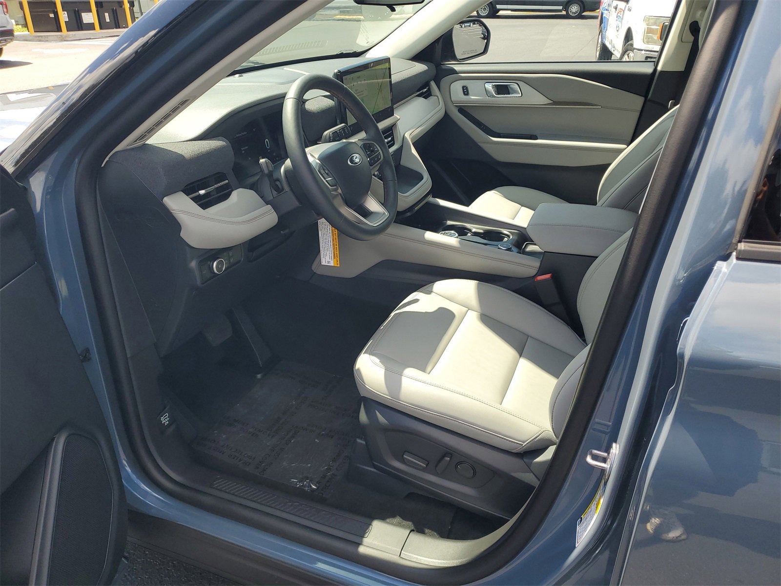 2025 Ford Explorer photo 12