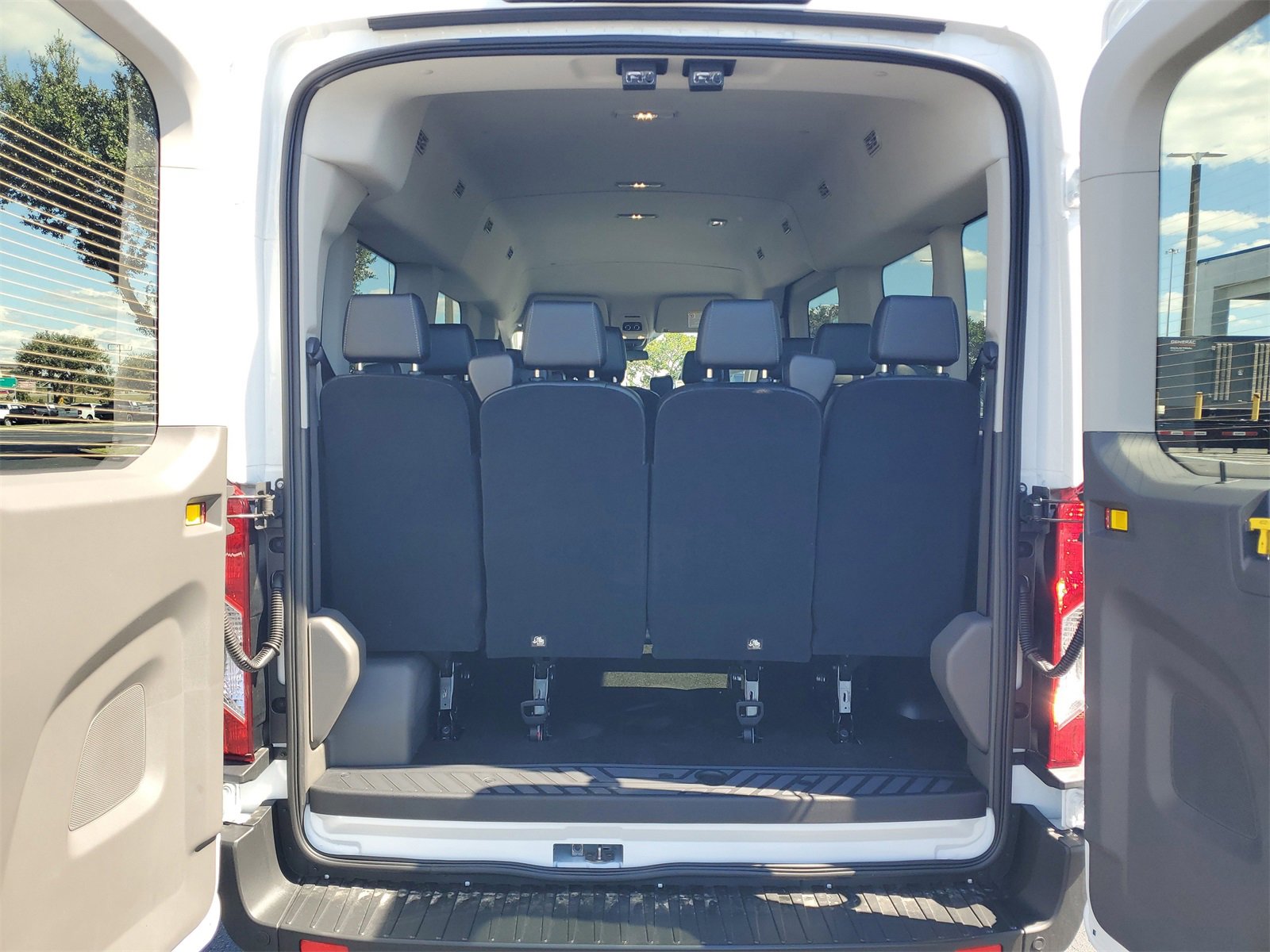 2025 Ford Transit Passenger XL photo 4