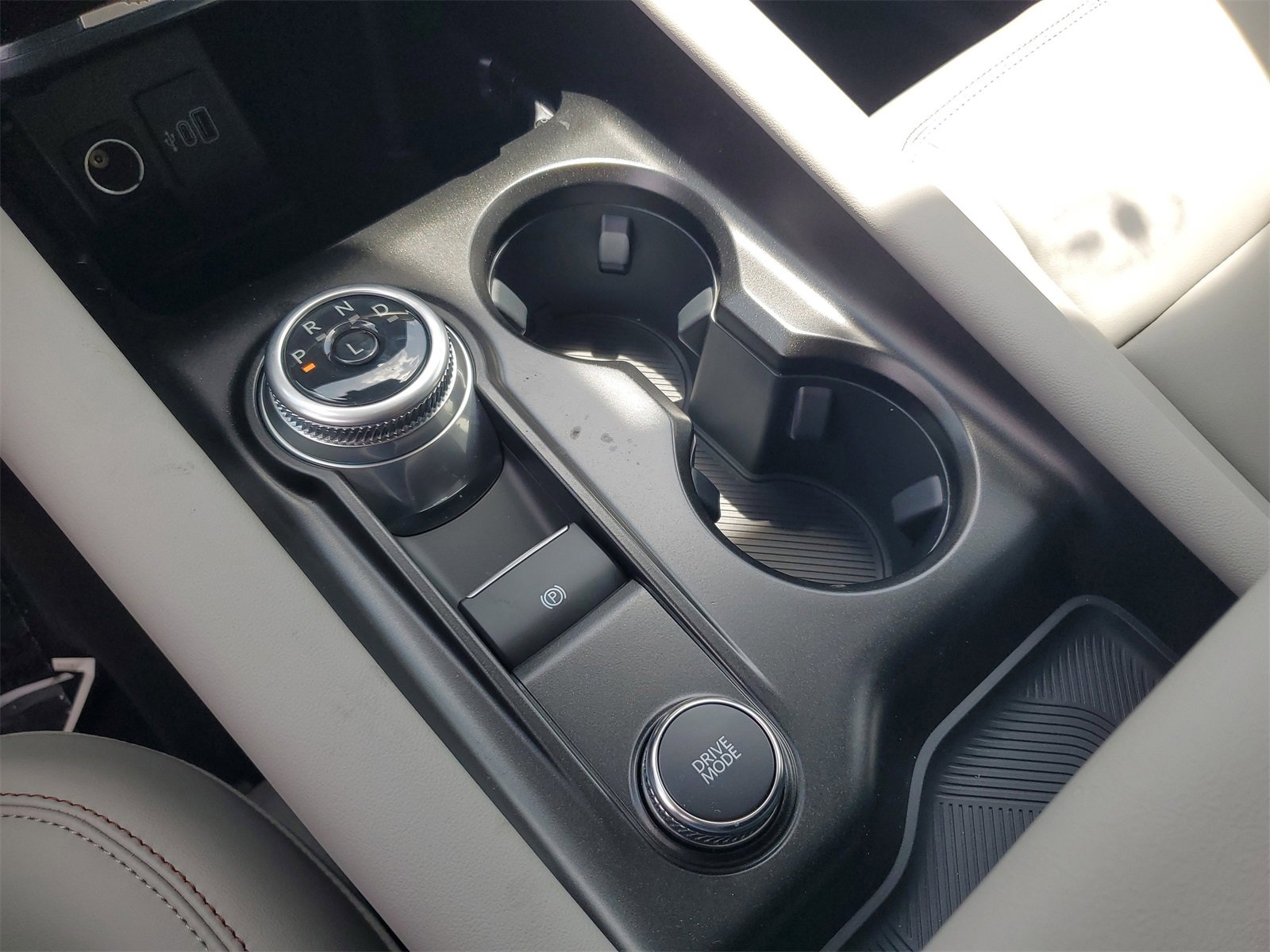 2025 Ford Explorer photo 25