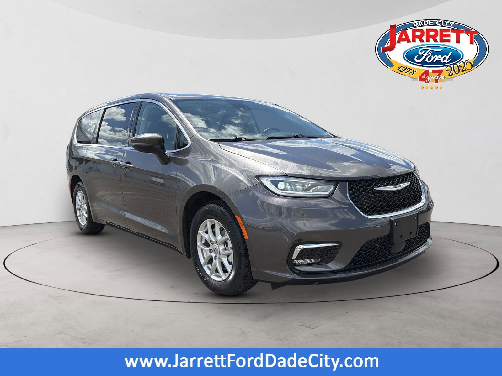 2023 Chrysler Pacifica Touring L's photo