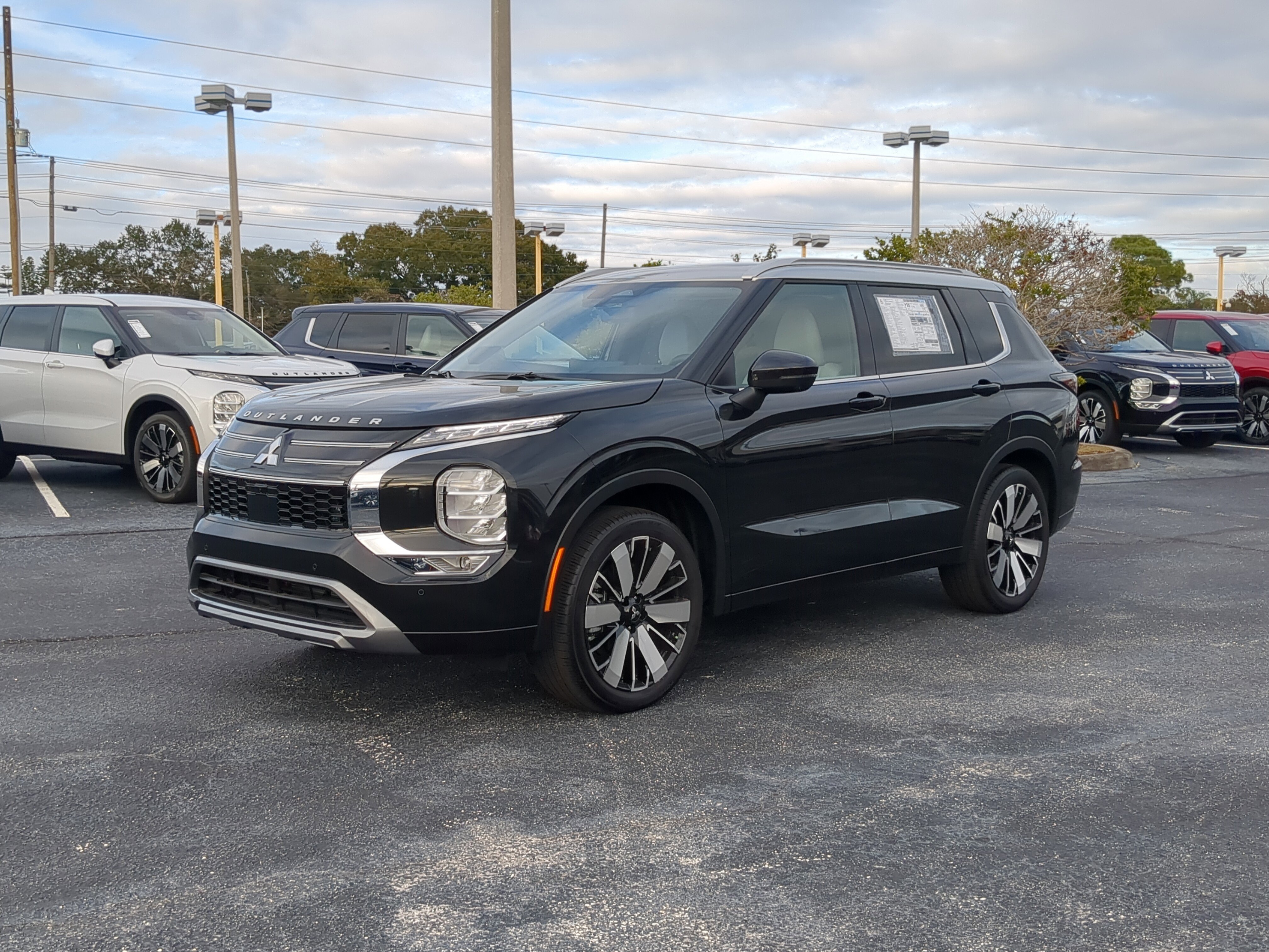 2025 Mitsubishi Outlander SEL Platinum Edition's photo