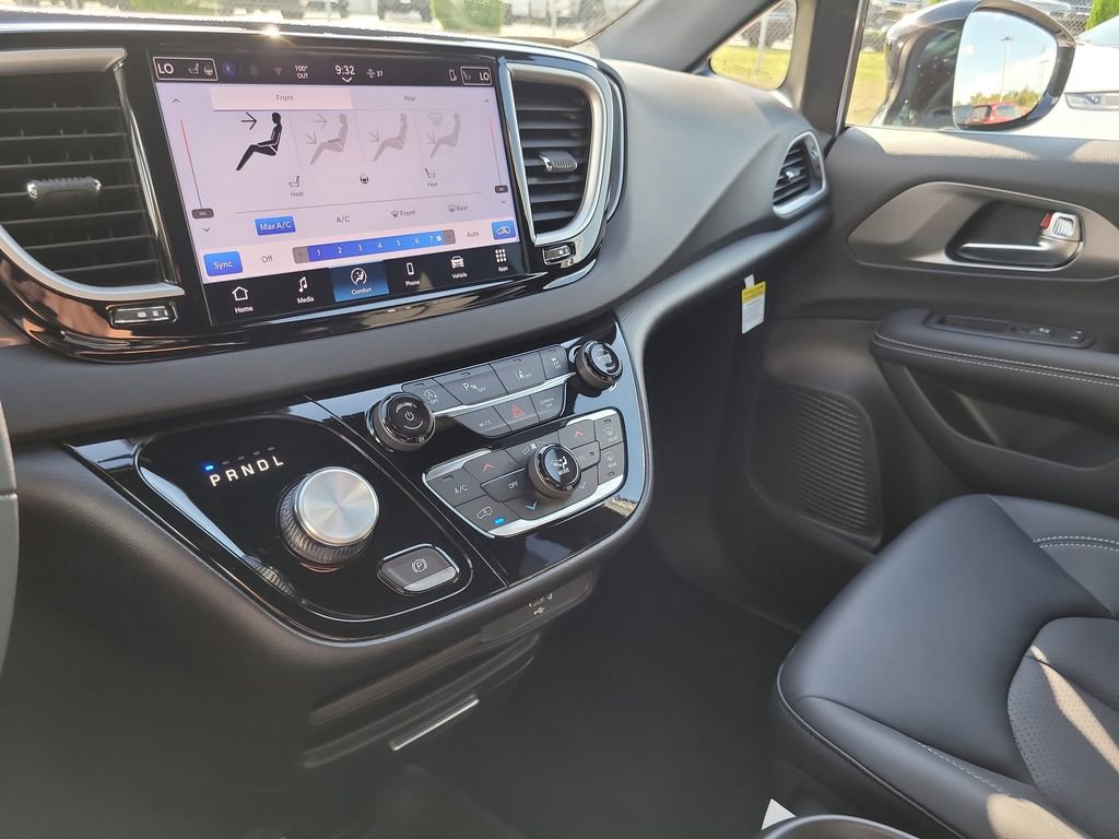2026 Chrysler Voyager LX photo 15