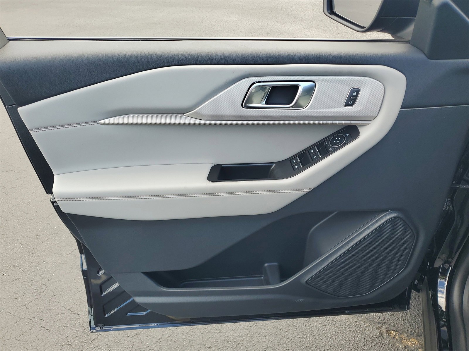 2025 Ford Explorer photo 14