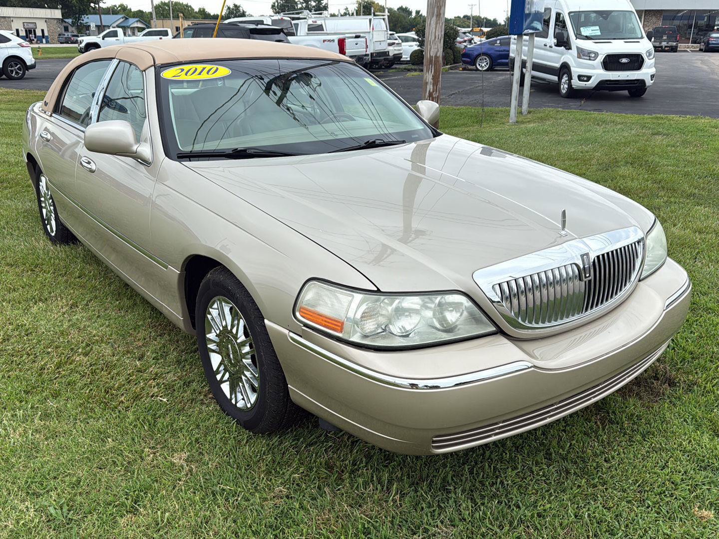 Used 2010 Lincoln Town Car Signature Limited with VIN 2LNBL8CV4AX612612 for sale in Chanute, KS