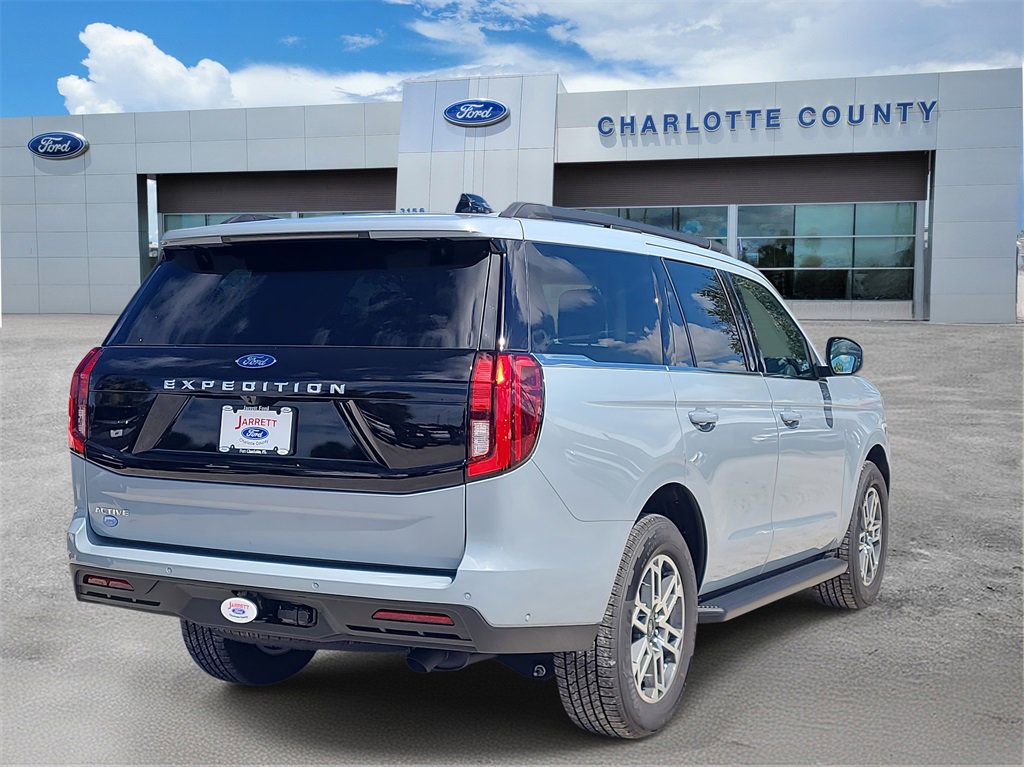 2025 Ford Expedition photo 3