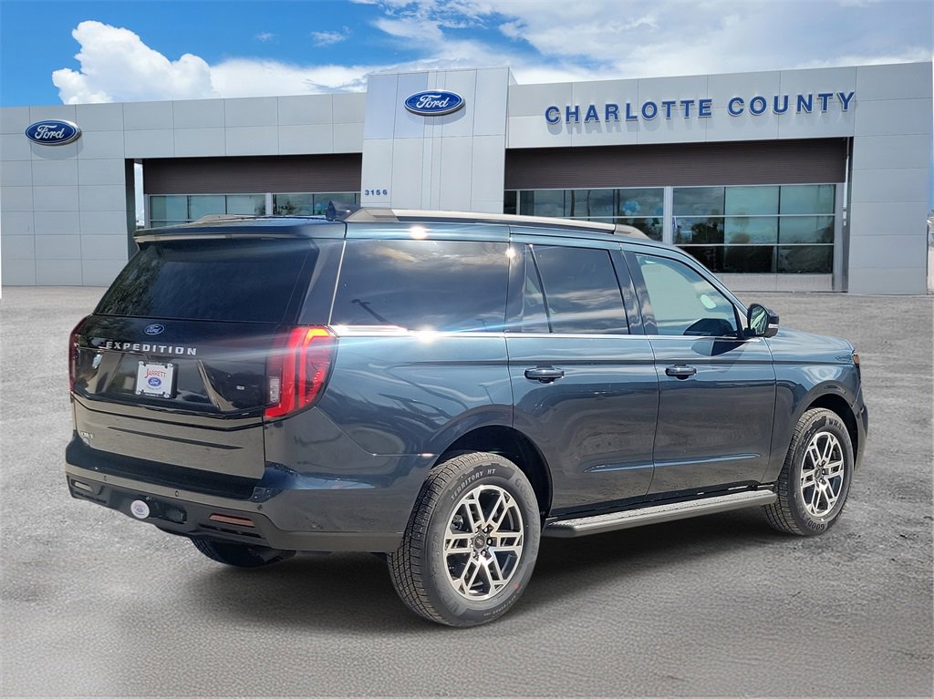 2025 Ford Expedition photo 3