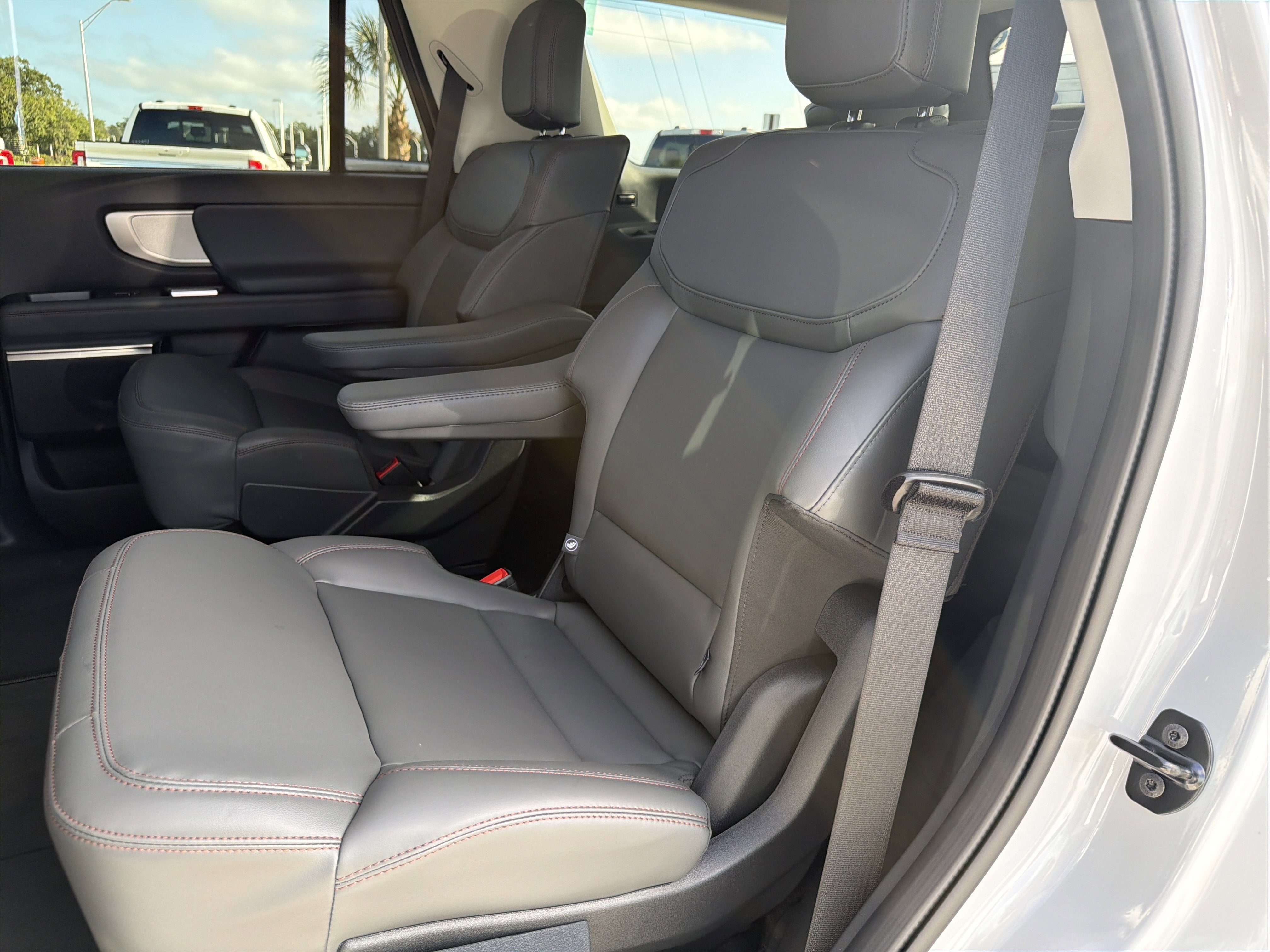 2025 Ford Expedition photo 3