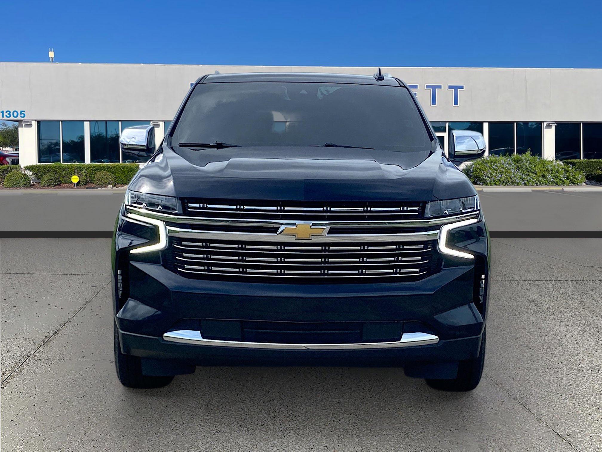 2023 Chevrolet Suburban Premier photo 2