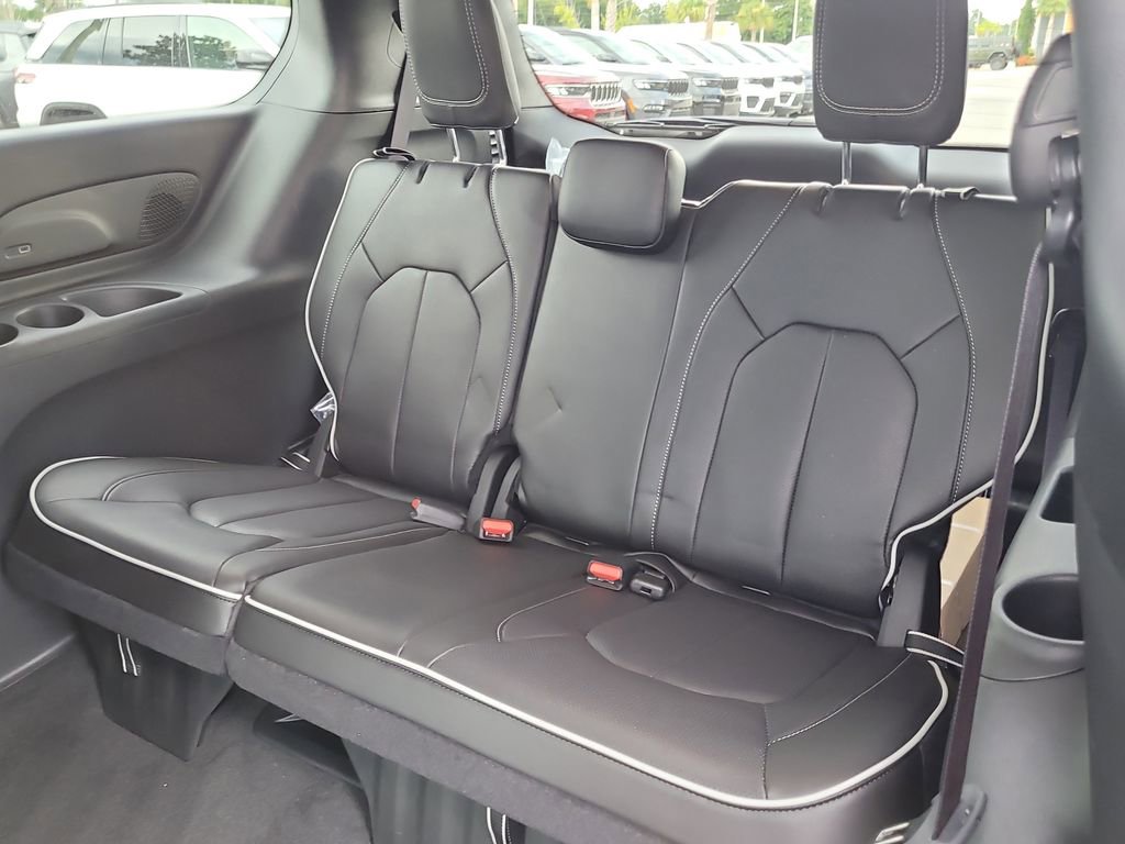 2026 Chrysler Pacifica Limited photo 17