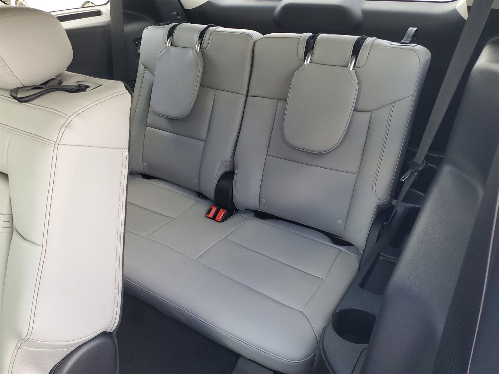 2025 Ford Explorer photo 9