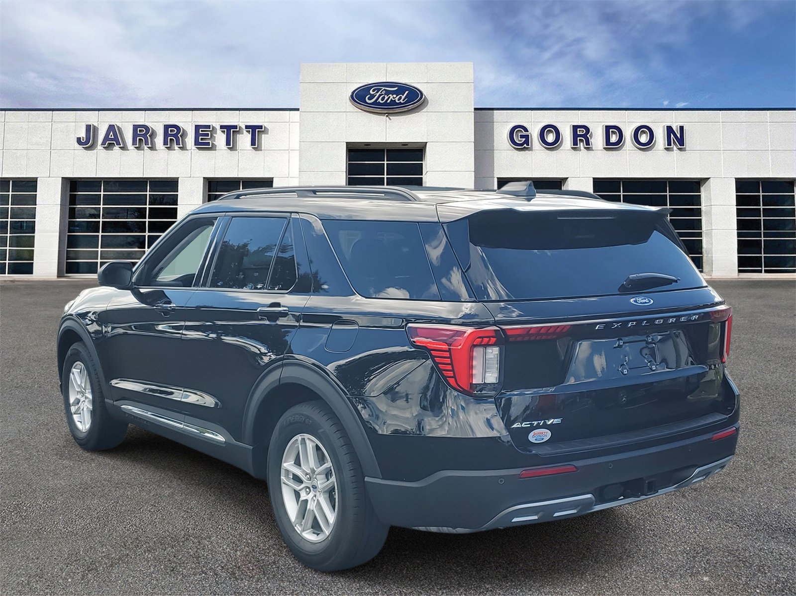 2025 Ford Explorer photo 2