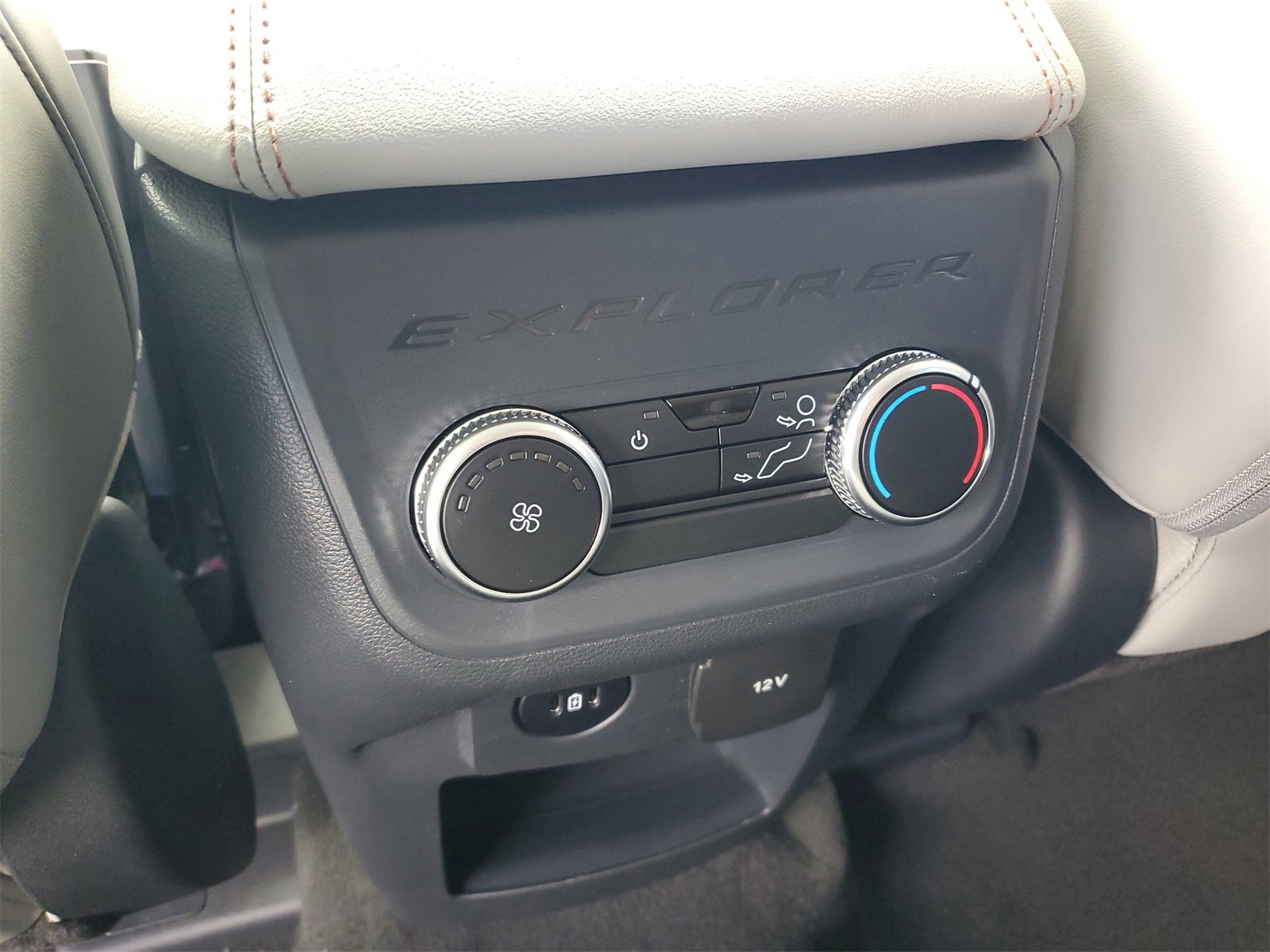 2025 Ford Explorer photo 12