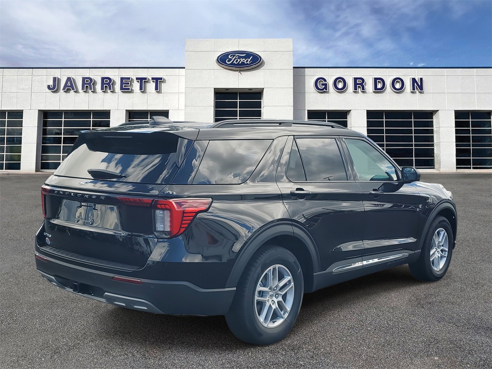 2025 Ford Explorer photo 3