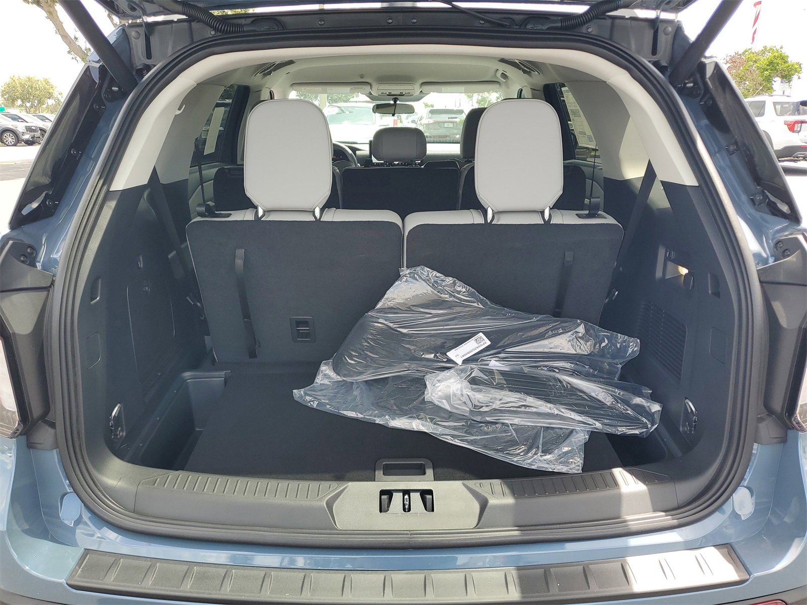 2025 Ford Explorer photo 3