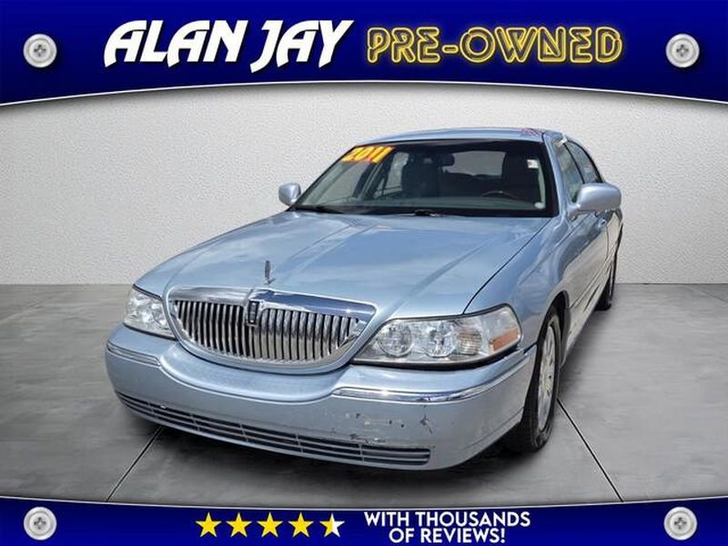 2011 Lincoln Town Car Signature Limited's photo