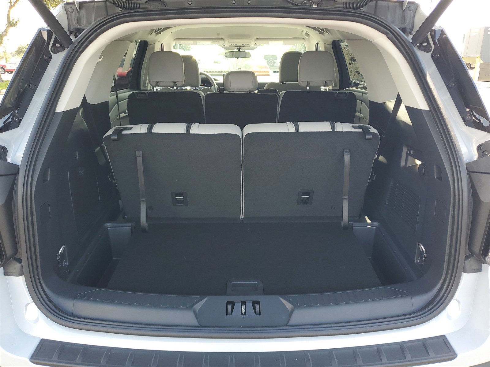 2025 Ford Explorer photo 3