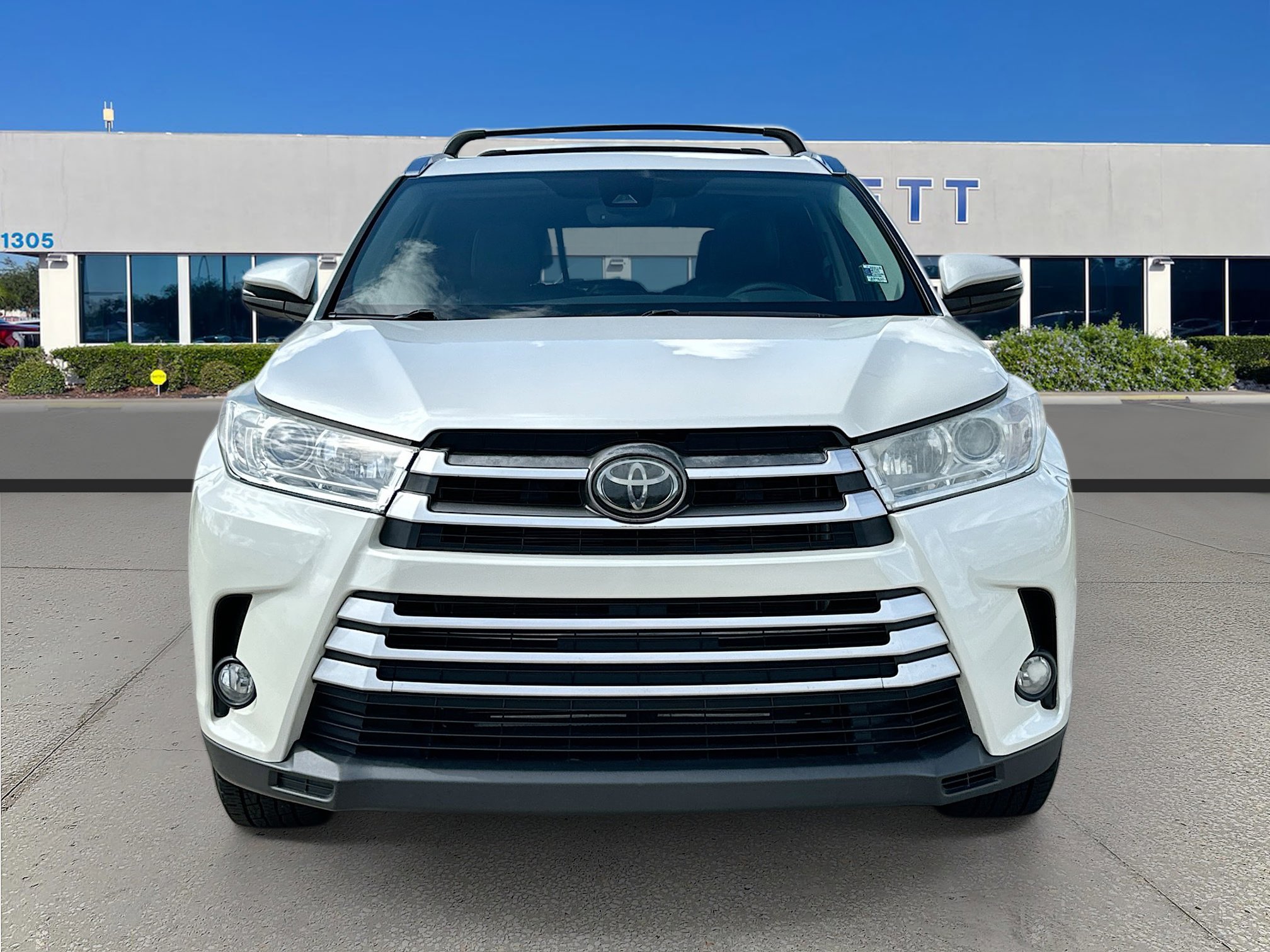 Used 2019 Toyota Highlander XLE with VIN 5TDKZRFH0KS559211 for sale in Avon Park, FL