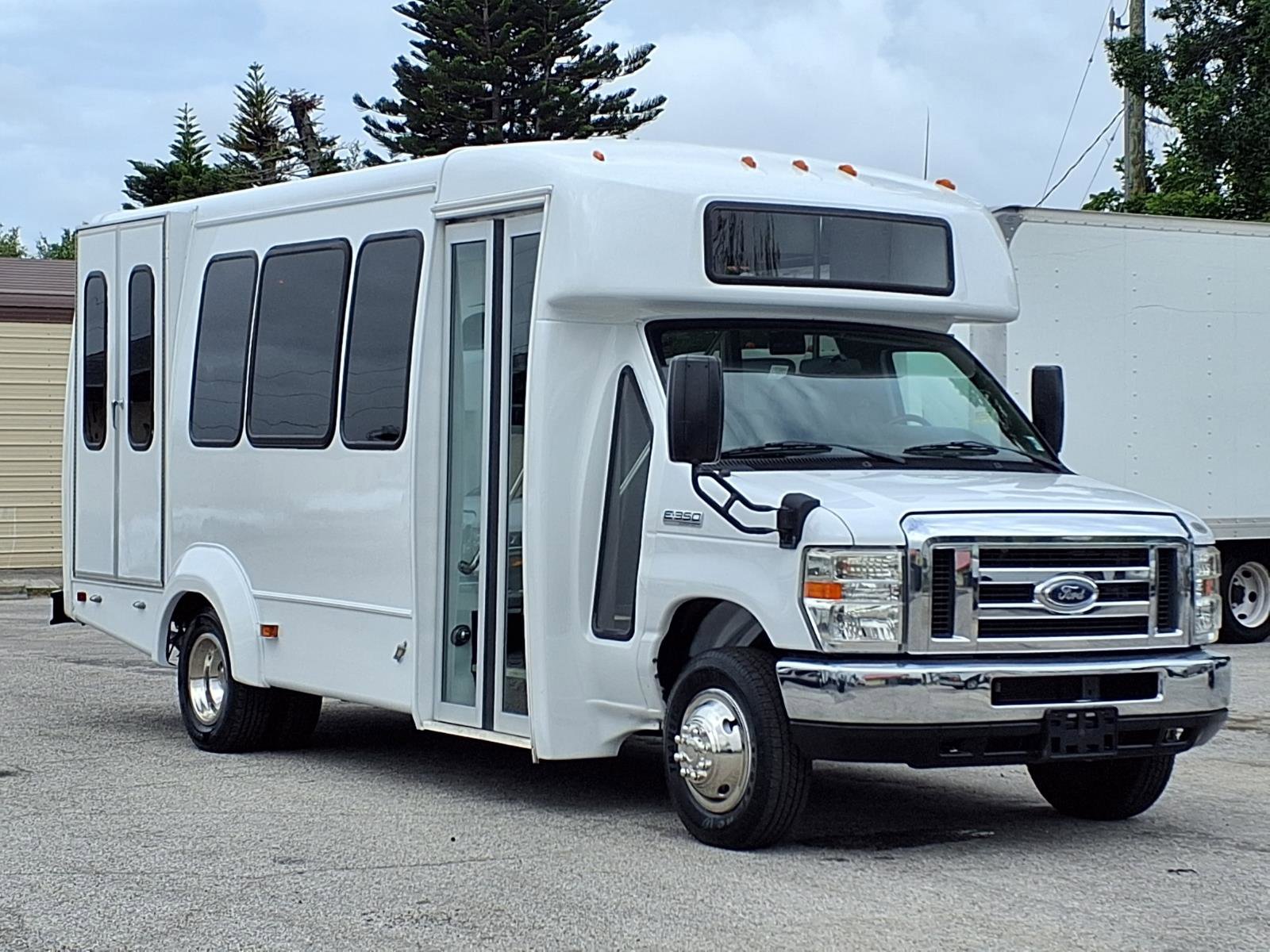 2018 Ford E-Series SRW E-350 Super Duty 138 in WB's photo