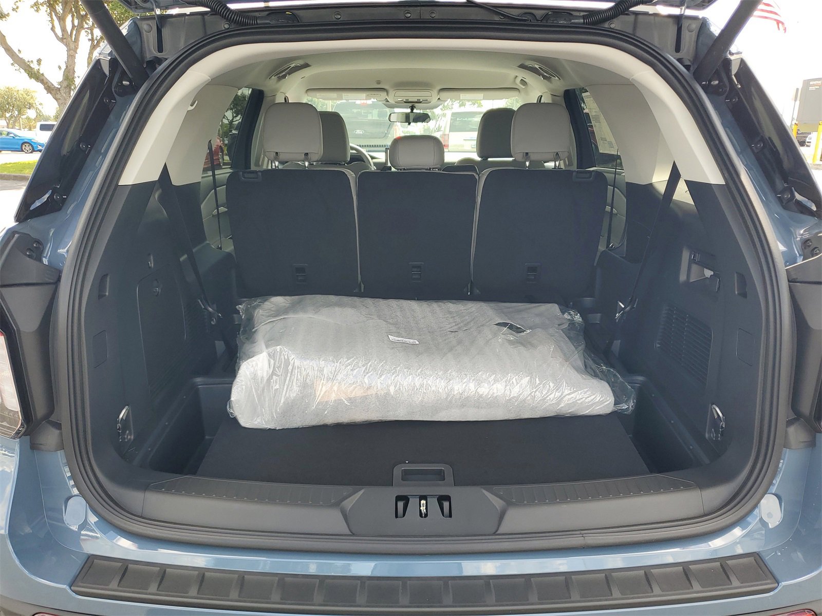 2025 Ford Explorer photo 4