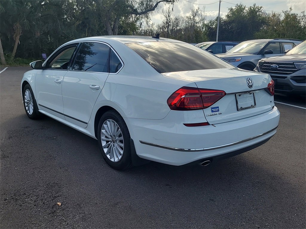 2017 Volkswagen Passat SE photo 2