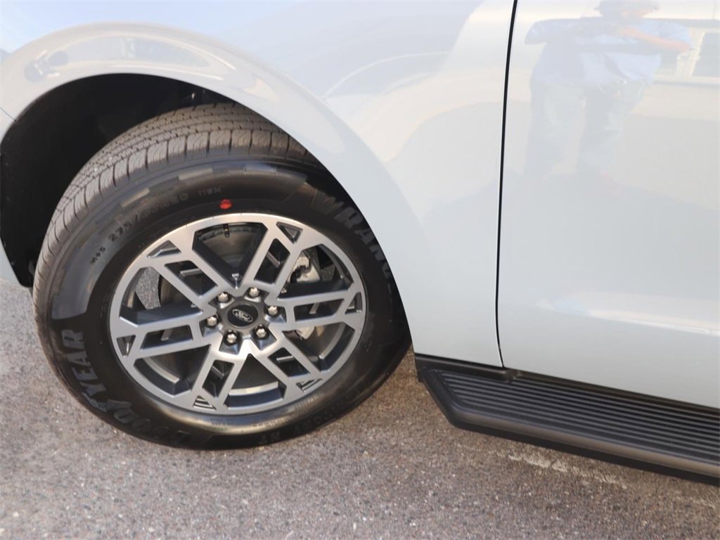 2025 Ford Expedition photo 3